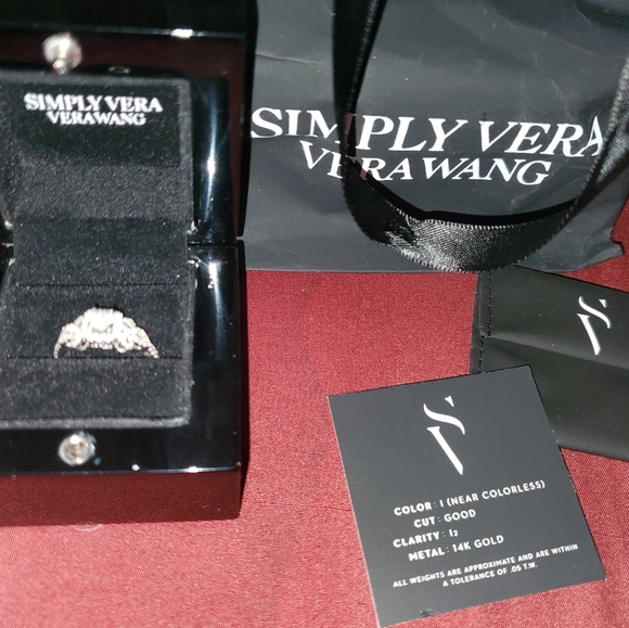 Vera Wang white gold diamond ring - Picture 9 of 9